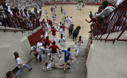 El joven, de 25 años, ha sufrido un traumatismo craneal y ha sido retirado del callejón.