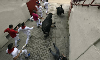 El joven, de 25 años, ha sufrido un traumatismo craneal y ha sido retirado del callejón.