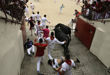 El joven, de 25 años, ha sufrido un traumatismo craneal y ha sido retirado del callejón.