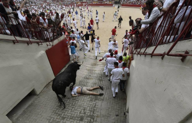 El joven, de 25 años, ha sufrido un traumatismo craneal y ha sido retirado del callejón.