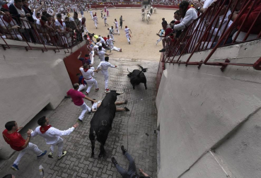El joven, de 25 años, ha sufrido un traumatismo craneal y ha sido retirado del callejón.