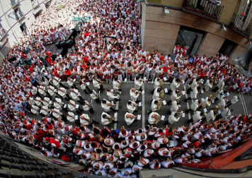Pamplona volvió a engalanarse en el día grande de las fiestas para rendir homenaje al patrón.