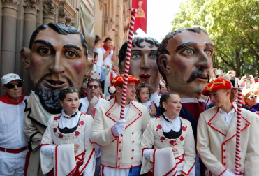 Pamplona volvió a engalanarse en el día grande de las fiestas para rendir homenaje al patrón.
