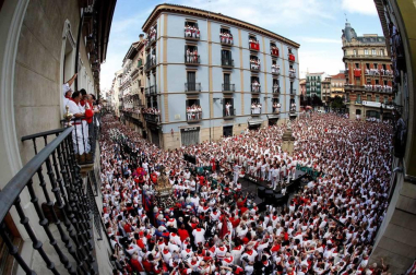 Pamplona volvió a engalanarse en el día grande de las fiestas para rendir homenaje al patrón.