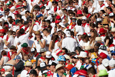 Público asistente a la Plaza de Toros de Pamplona durante la primera corrida de la Feria deL Toro 2019.