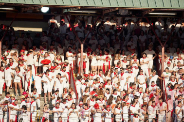 Público asistente a la Plaza de Toros de Pamplona durante la primera corrida de la Feria deL Toro 2019.