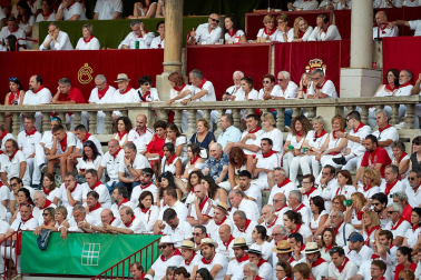 Público asistente a la Plaza de Toros de Pamplona durante la primera corrida de la Feria deL Toro 2019.