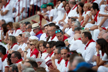 Público asistente a la Plaza de Toros de Pamplona durante la primera corrida de la Feria deL Toro 2019.