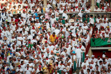 Público asistente a la Plaza de Toros de Pamplona durante la primera corrida de la Feria deL Toro 2019.