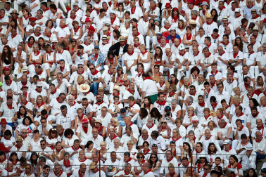 Público asistente a la Plaza de Toros de Pamplona durante la primera corrida de la Feria deL Toro 2019.