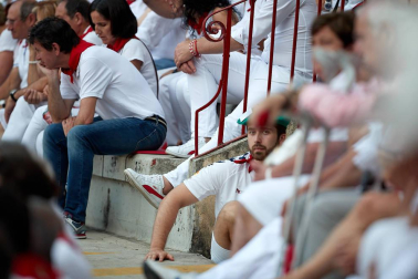 Público asistente a la Plaza de Toros de Pamplona durante la primera corrida de la Feria deL Toro 2019.