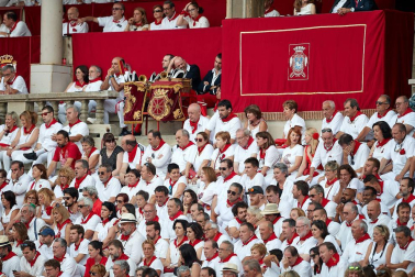 Público asistente a la Plaza de Toros de Pamplona durante la primera corrida de la Feria deL Toro 2019.
