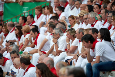 Público asistente a la Plaza de Toros de Pamplona durante la primera corrida de la Feria deL Toro 2019.