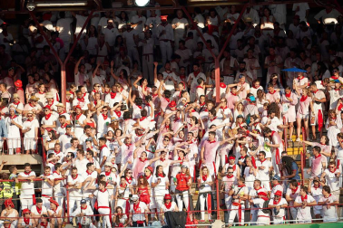 Público asistente a la Plaza de Toros de Pamplona durante la primera corrida de la Feria deL Toro 2019.