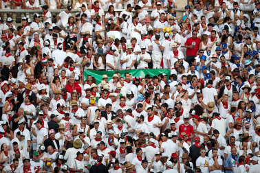 Público asistente a la Plaza de Toros de Pamplona durante la primera corrida de la Feria deL Toro 2019.
