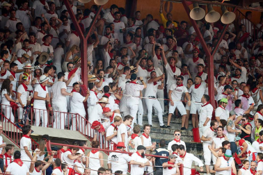 Público asistente a la Plaza de Toros de Pamplona durante la primera corrida de la Feria deL Toro 2019.