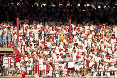 Público asistente a la Plaza de Toros de Pamplona durante la primera corrida de la Feria deL Toro 2019.