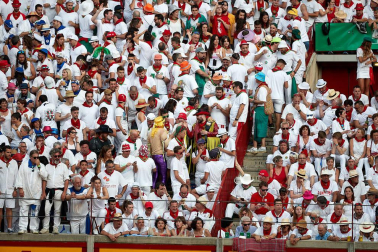 Público asistente a la Plaza de Toros de Pamplona durante la primera corrida de la Feria deL Toro 2019.