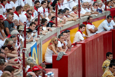 Público asistente a la Plaza de Toros de Pamplona durante la primera corrida de la Feria deL Toro 2019.