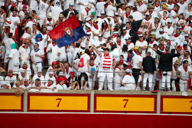Público asistente a la Plaza de Toros de Pamplona durante la primera corrida de la Feria deL Toro 2019.