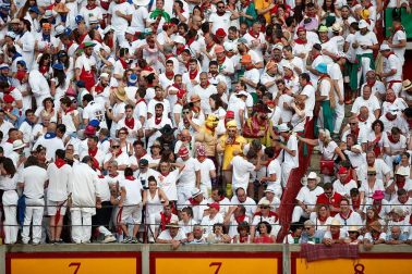 Público asistente a la Plaza de Toros de Pamplona durante la primera corrida de la Feria deL Toro 2019.