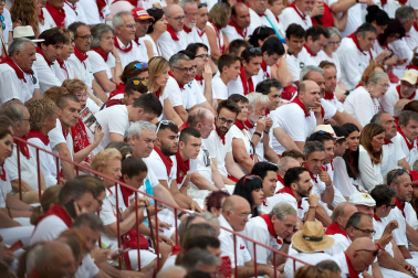 Público asistente a la Plaza de Toros de Pamplona durante la primera corrida de la Feria deL Toro 2019.
