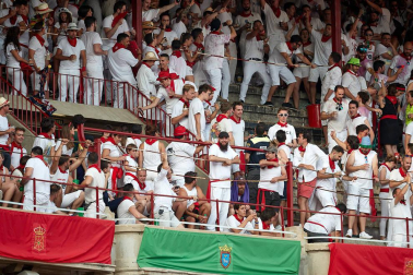 Público asistente a la Plaza de Toros de Pamplona durante la primera corrida de la Feria deL Toro 2019.