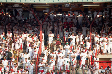 Público asistente a la Plaza de Toros de Pamplona durante la primera corrida de la Feria deL Toro 2019.