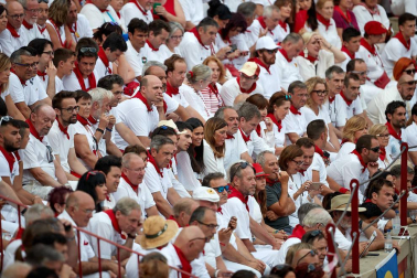 Público asistente a la Plaza de Toros de Pamplona durante la primera corrida de la Feria deL Toro 2019.