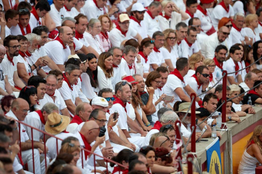 Público asistente a la Plaza de Toros de Pamplona durante la primera corrida de la Feria deL Toro 2019.