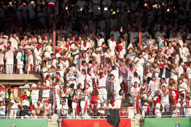 Público asistente a la Plaza de Toros de Pamplona durante la primera corrida de la Feria deL Toro 2019.