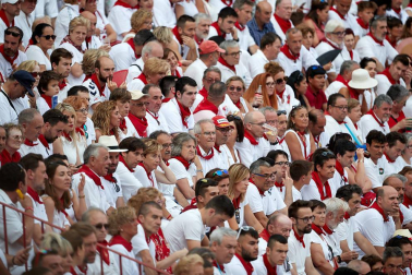 Público asistente a la Plaza de Toros de Pamplona durante la primera corrida de la Feria deL Toro 2019.