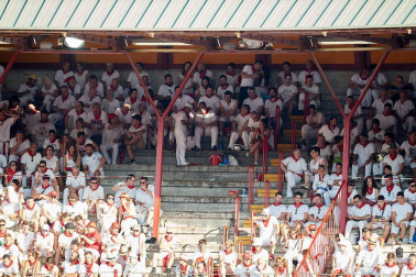 Público asistente a la Plaza de Toros de Pamplona durante la primera corrida de la Feria deL Toro 2019.