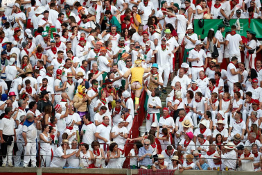 Público asistente a la Plaza de Toros de Pamplona durante la primera corrida de la Feria deL Toro 2019.