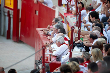 Público asistente a la Plaza de Toros de Pamplona durante la primera corrida de la Feria deL Toro 2019.