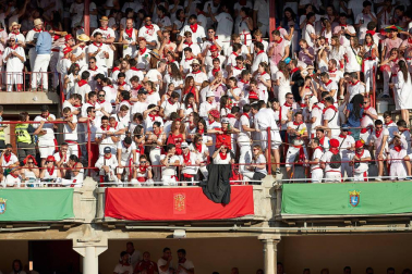 Público asistente a la Plaza de Toros de Pamplona durante la primera corrida de la Feria deL Toro 2019.
