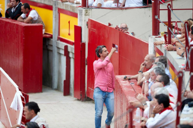 Público asistente a la Plaza de Toros de Pamplona durante la primera corrida de la Feria deL Toro 2019.