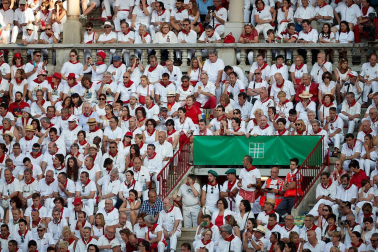 Público asistente a la Plaza de Toros de Pamplona durante la primera corrida de la Feria deL Toro 2019.