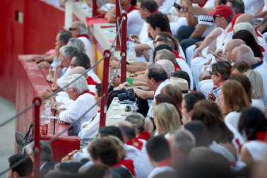 Público asistente a la Plaza de Toros de Pamplona durante la primera corrida de la Feria deL Toro 2019.