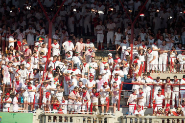 Público asistente a la Plaza de Toros de Pamplona durante la primera corrida de la Feria deL Toro 2019.