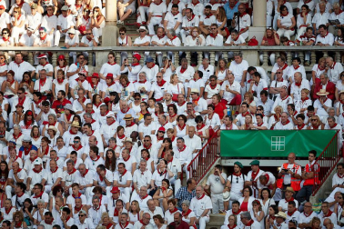 Público asistente a la Plaza de Toros de Pamplona durante la primera corrida de la Feria deL Toro 2019.
