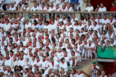 Público asistente a la Plaza de Toros de Pamplona durante la primera corrida de la Feria deL Toro 2019.