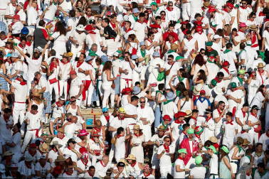 Público asistente a la Plaza de Toros de Pamplona durante la primera corrida de la Feria deL Toro 2019.