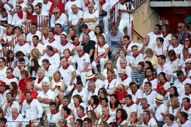 Público asistente a la Plaza de Toros de Pamplona durante la primera corrida de la Feria deL Toro 2019.