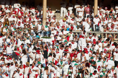 Público asistente a la Plaza de Toros de Pamplona durante la primera corrida de la Feria deL Toro 2019.