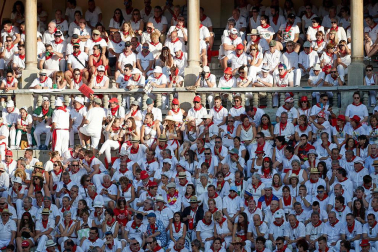 Público asistente a la Plaza de Toros de Pamplona durante la primera corrida de la Feria deL Toro 2019.
