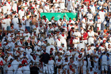 Público asistente a la Plaza de Toros de Pamplona durante la primera corrida de la Feria deL Toro 2019.