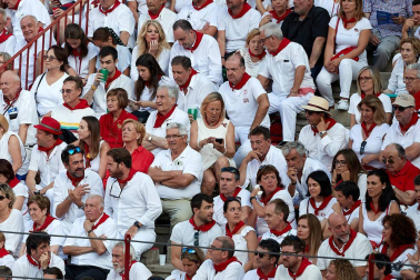 Público asistente a la Plaza de Toros de Pamplona durante la primera corrida de la Feria deL Toro 2019.
