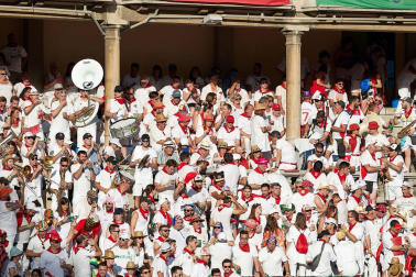 Público asistente a la Plaza de Toros de Pamplona durante la primera corrida de la Feria deL Toro 2019.