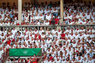 Público asistente a la Plaza de Toros de Pamplona durante la primera corrida de la Feria deL Toro 2019.